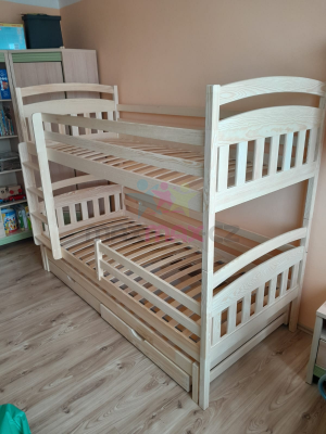 Dětská patrová postel z masivu borovice ALDA s přistýlkou a šuplíky - 200x90 cm - přírodní