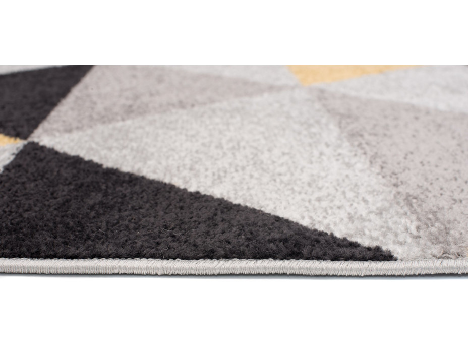 Kusový koberec AZUR trojúhelníky typ E - černý/šedý/žlutý