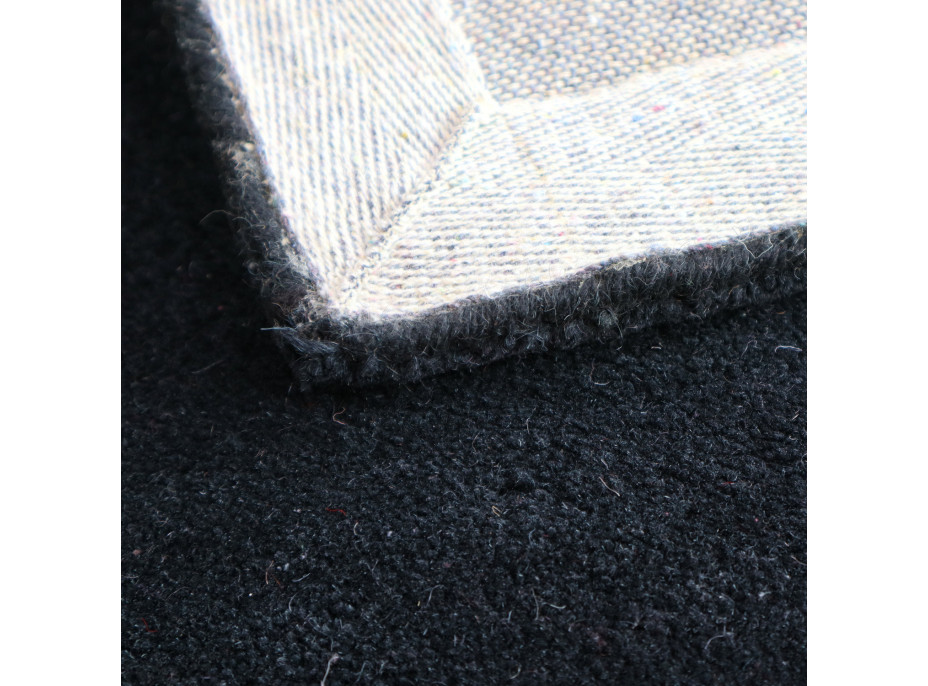 Ručně všívaný kusový koberec Asra wool černá